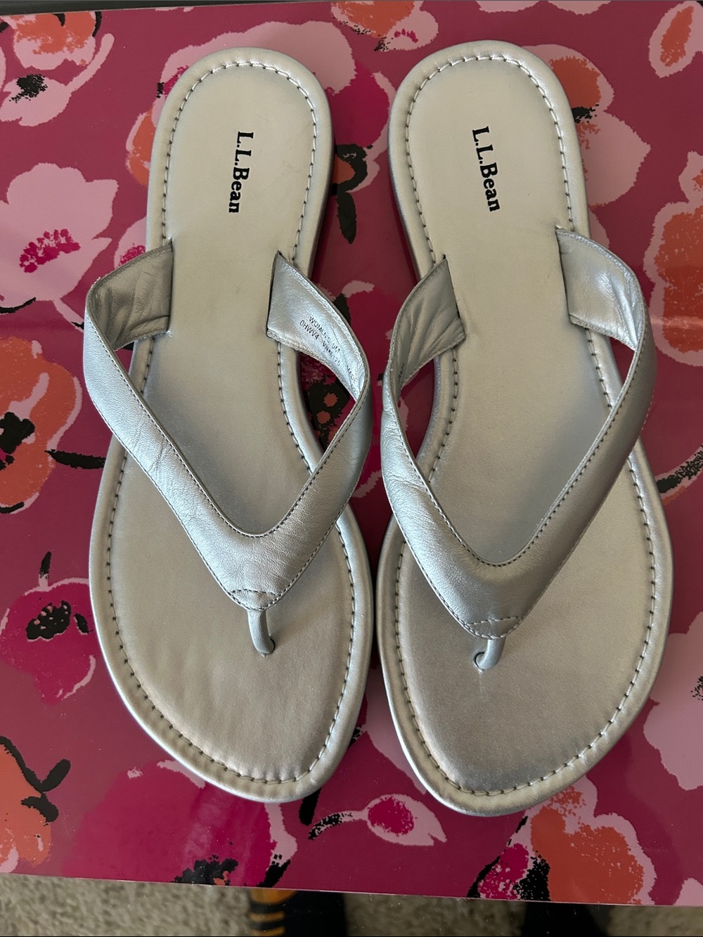 L.L. Bean Women’s silver leather flip-flop size 9 New